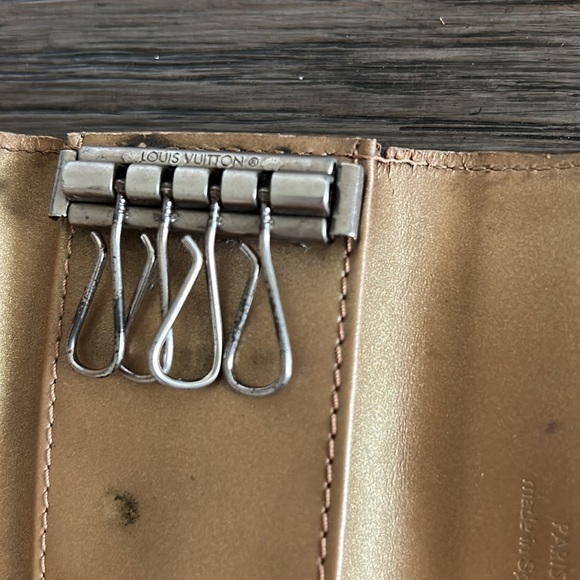 Louis Vuitton Matte Vernis Key Pouch - Picture 5 of 9